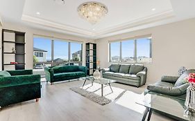 5 Bdr Flat Bush Mansion - Central Aircon, Fast Wifi, Pool Table, Netflix And More!